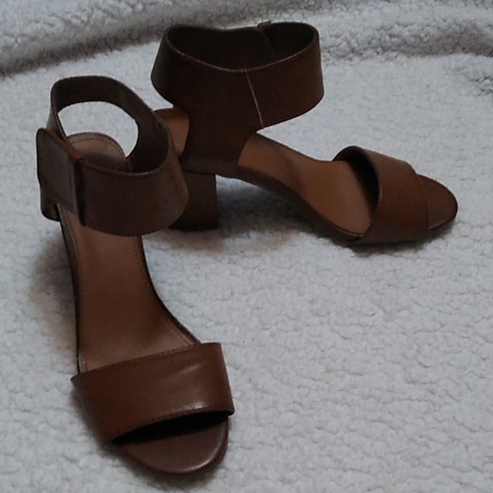 Super cute brown heels NWOT 😍